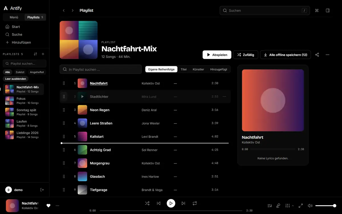 Playlist am PC: ein Song wird am Griff an eine neue Stelle gezogen, eine Linie zeigt das Ziel